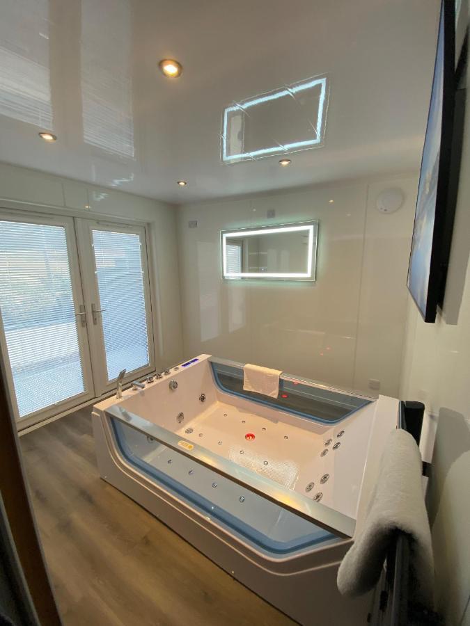 Highland Stays - Ben View Room & Jacuzzi Bath Fort William Esterno foto